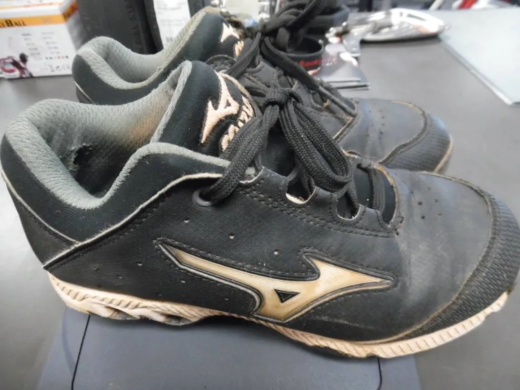 Used Mizuno Womens Size 5.5 Metal Softball Cleats